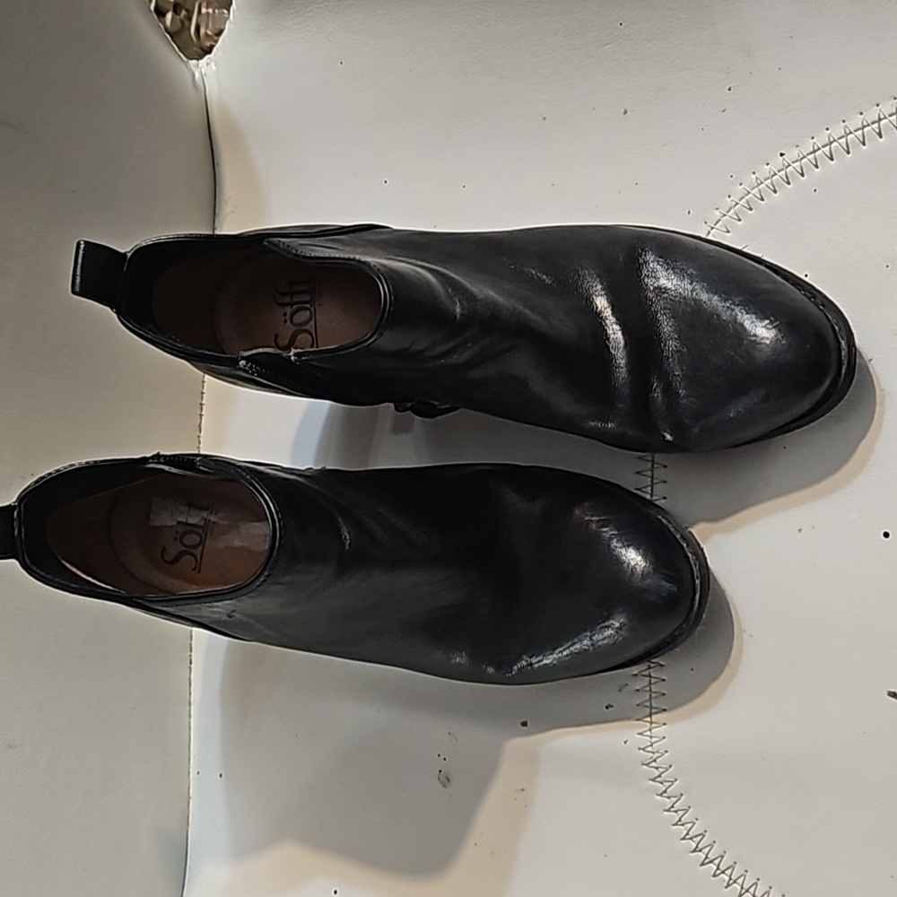 Shoes - Picture 2 of 7